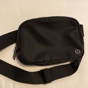 Lululemon everywhere belt bag